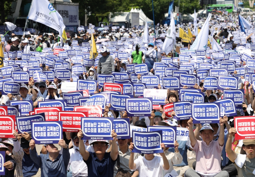 Korea's largest doctor group begins full-scale strike despite warnings