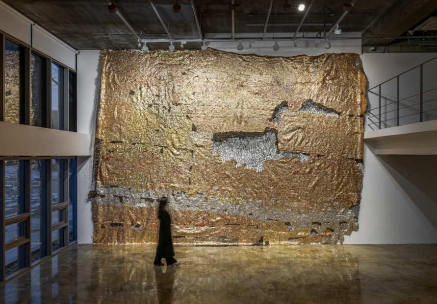 El Anatsui turns bottle caps into glittering golden tapestry at second show in Seoul