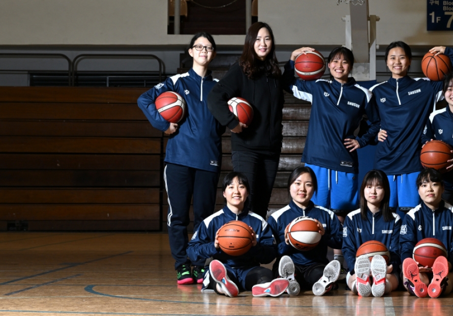  Female SNU students find their footing on basketball court