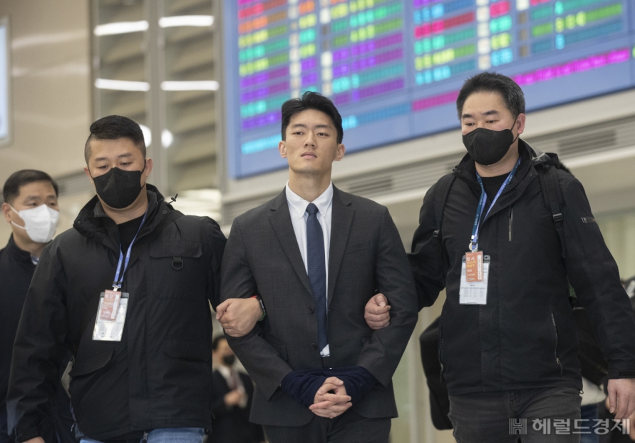 [Breaking] Ex-president Chun Doo-hwan's grandson arrested over drug use as he enters Korea