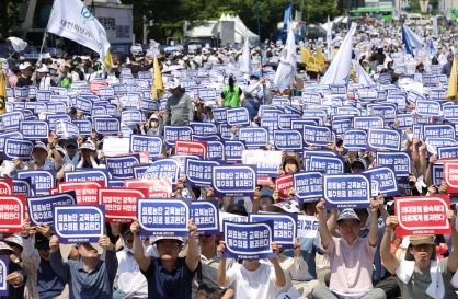 Korea's largest doctors' group begins full-scale strike despite warnings
