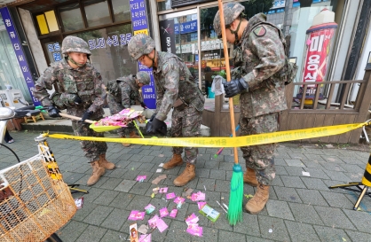N. Korea sweet wrappers, noodles on Seoul streets in balloon blitz