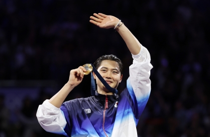 Oh Sang-uk wins gold in men's individual sabre fencing