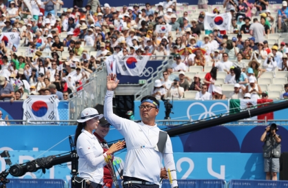 Kim Woo-jin, Lim Si-hyeon win archery mixed team gold medal