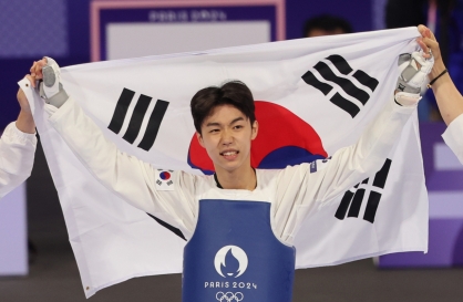 Park Tae-joon wins gold medal in men's taekwondo