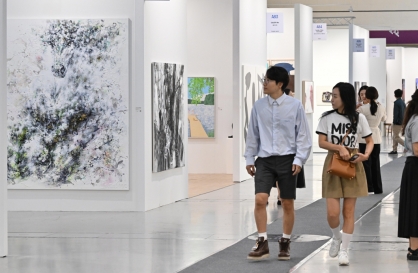 Frieze, Kiaf Seoul starts off on cautious mode