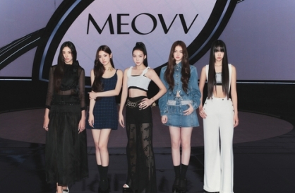 Producer Teddy's girl group Meovv debuts, showcasing dual feline charms