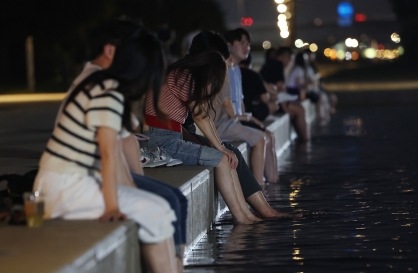 Unseasonably hot weather continues; Seoul hit by latest tropical night on record