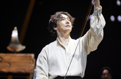 [Herald Review] Cho Seung-woo takes 'Hamlet' crown