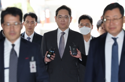 Prosecutors seek 5-year prison term for Samsung chief in merger retrial