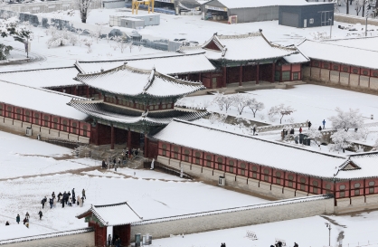 Seoul blanketed by heaviest Nov. snow, with more expected