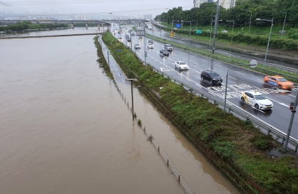 Major expressway, river bridge in Seoul closed off due to heavy downpours