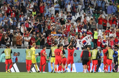 [World Cup] South Korea keeps hopes alive with draw against Uruguay