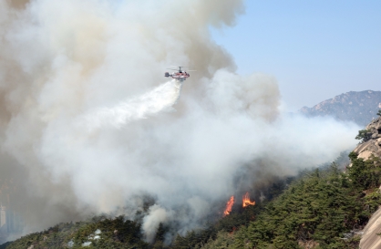 Fire breaks out on Inwangsan