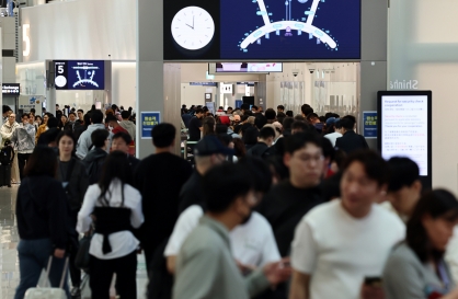 Travel deficit widens as Koreans travel overseas in droves