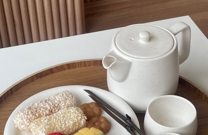  Unique mugwort tea latte paired with flower cakes, dango