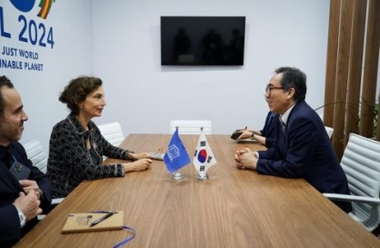 FM Cho meets with UNESCO chief in Brazil