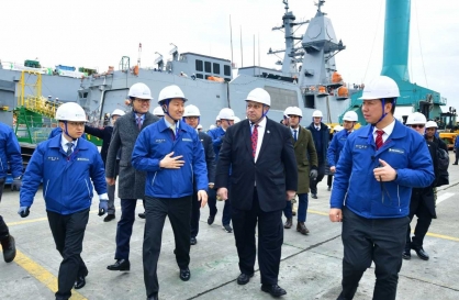 US Navy secretary scouts Korean shipbuilders for fleet support