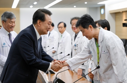 Yoon calls for dialogue, trust from medical community