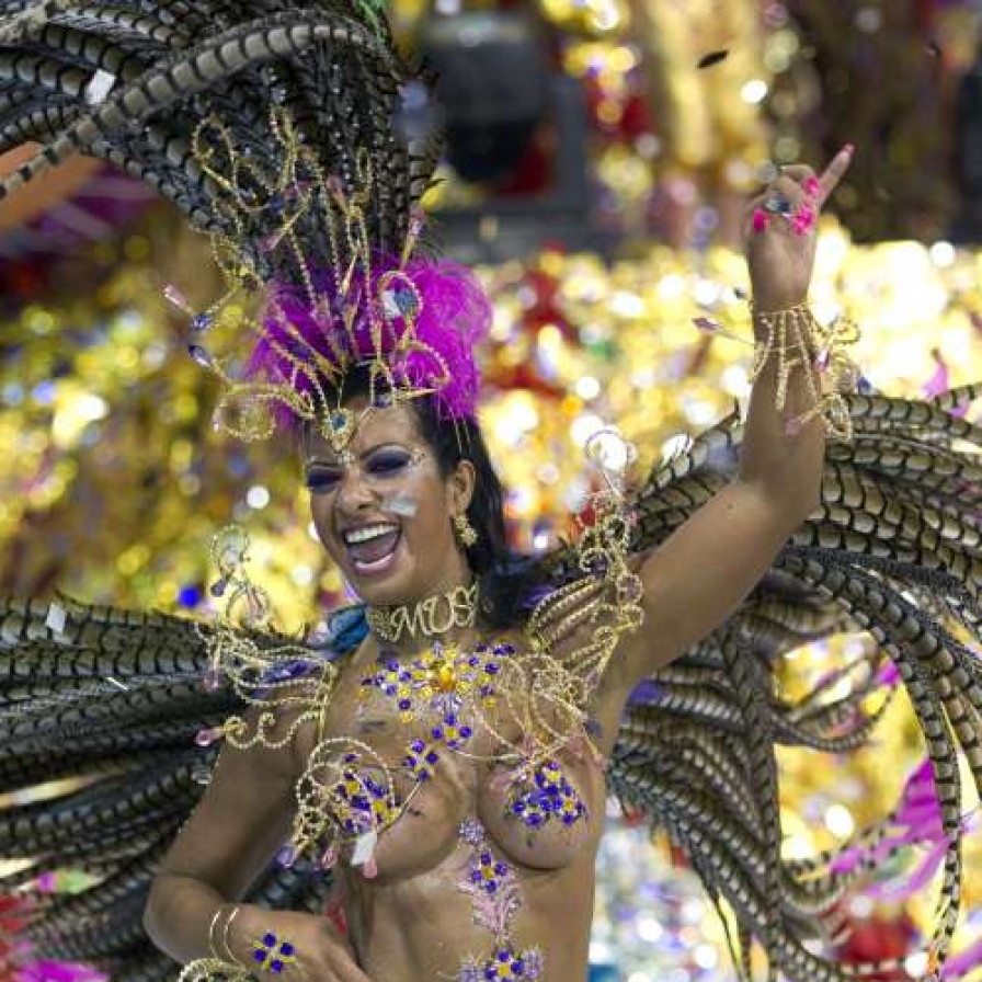 Rio's roving street bands keep Carnival free, fun