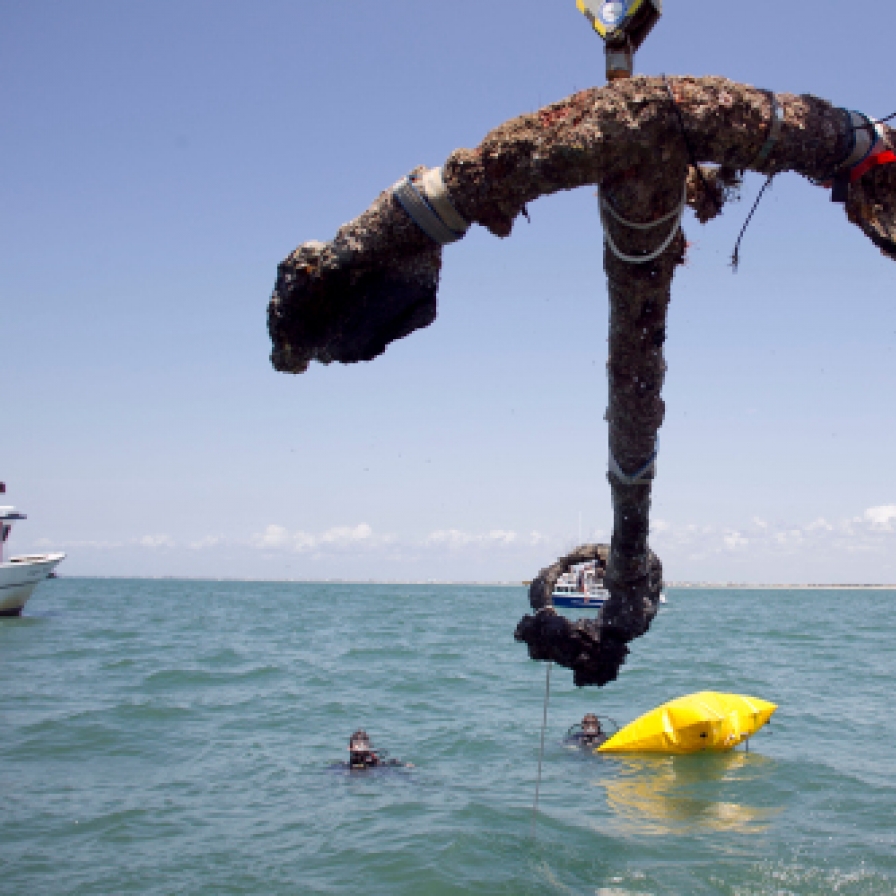 Blackbeard's anchor recovered off US coast