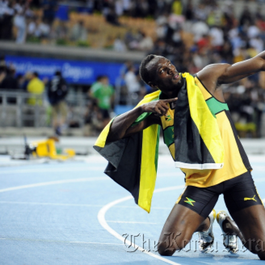 Bolt defends 200m title in Daegu