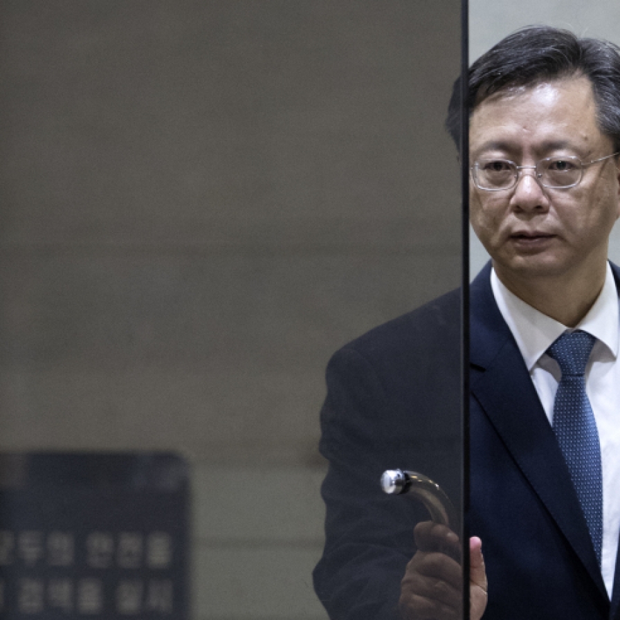 Former presidential aides probed in Choi scandal