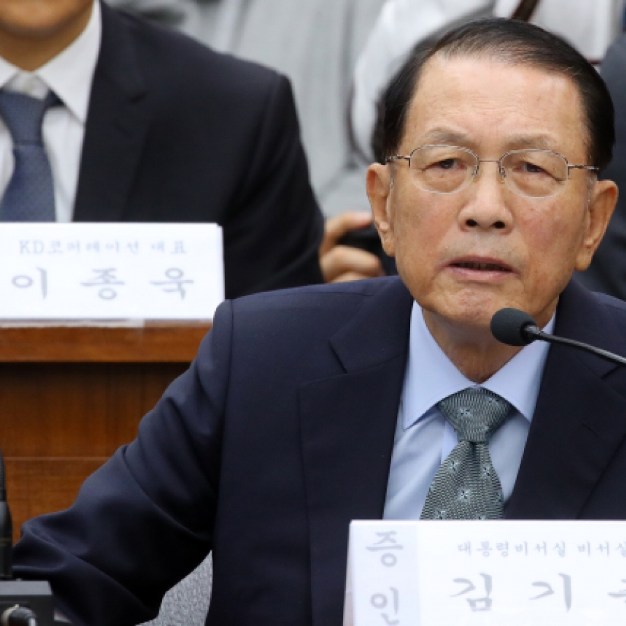 Ex-Park aides barred from leaving country