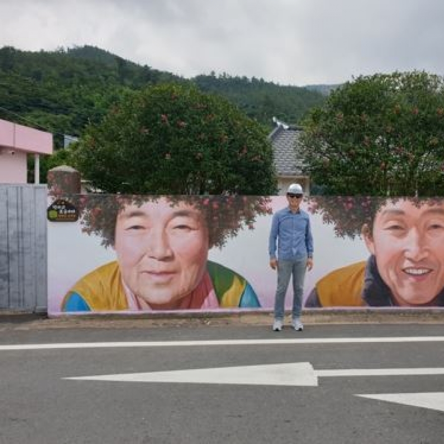 '동백 파마머리 익살스러운 벽화'…전국 스타 된 70대 노부부