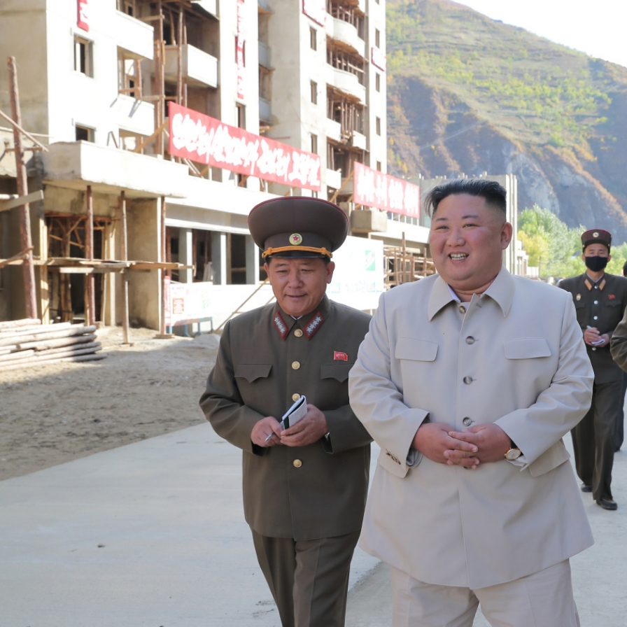 NK’s Kim visits typhoon-hit village, pledges 25,000 new homes