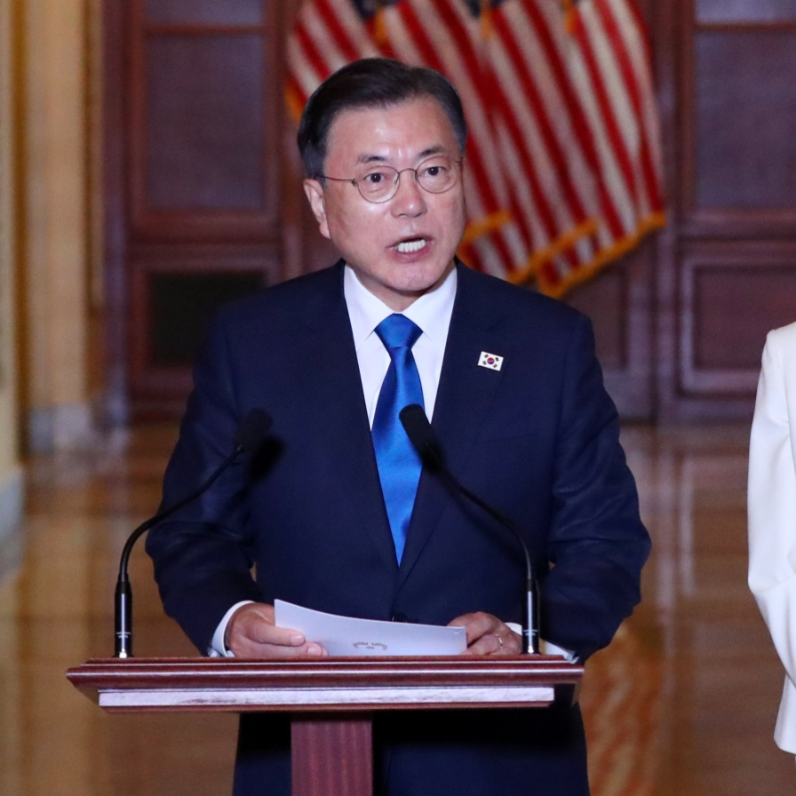 Moon meets Pelosi, discusses alliance, N. Korea, vaccines