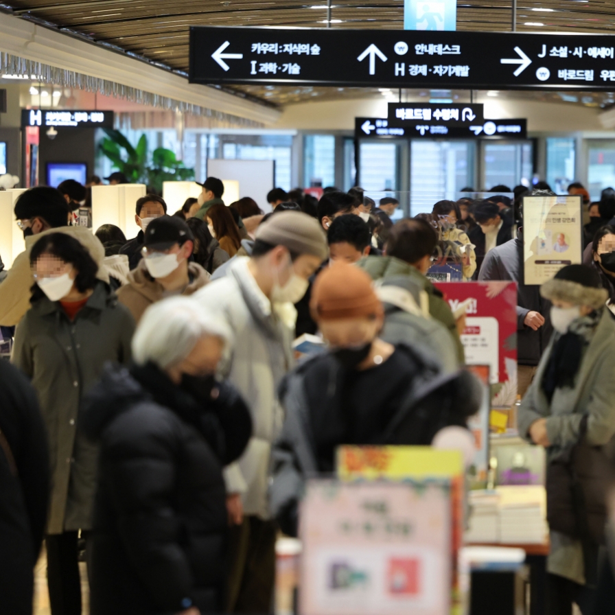 S. Korea's new COVID-19 cases top 77,000 amid concerns of seasonal surge