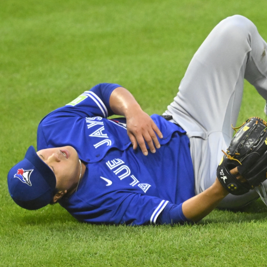 Blue Jays' Ryu Hyun-jin leaves game early after taking comebacker off knee