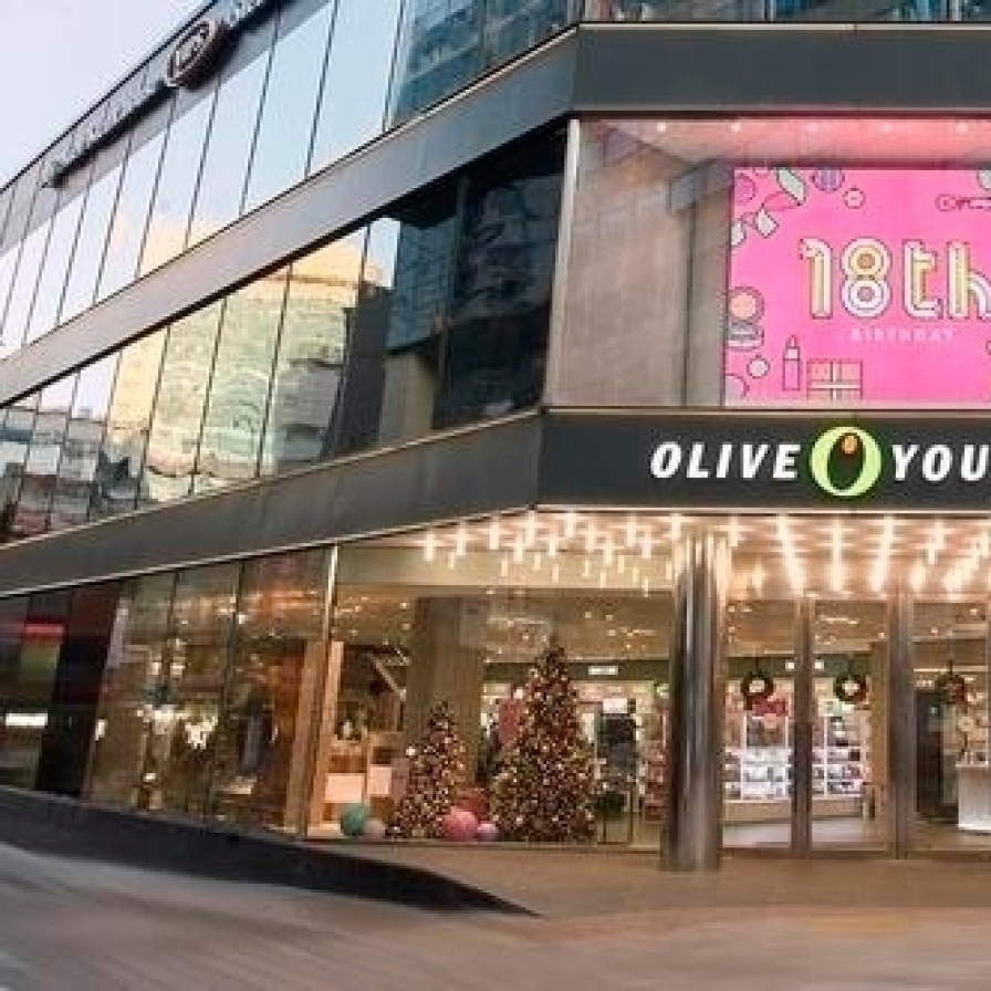 CJ Olive Young opens foreigner-focused outlet in Seoul