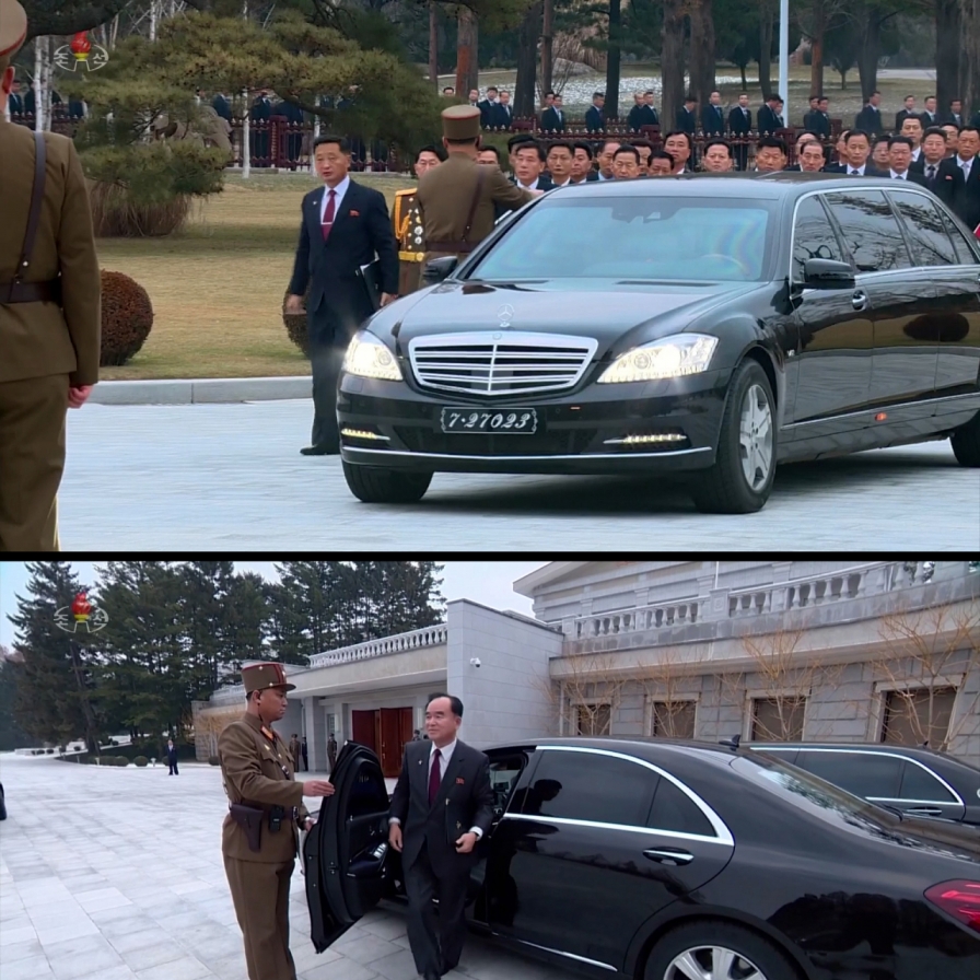 N. Korean officials show up for year-end party meeting in luxury sedans