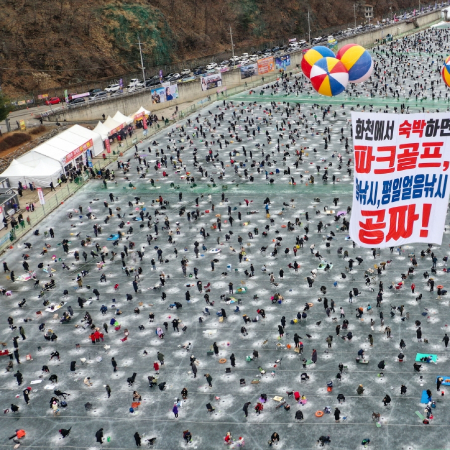 Annual ice fishing fest in Hwacheon surpasses 1m visitors