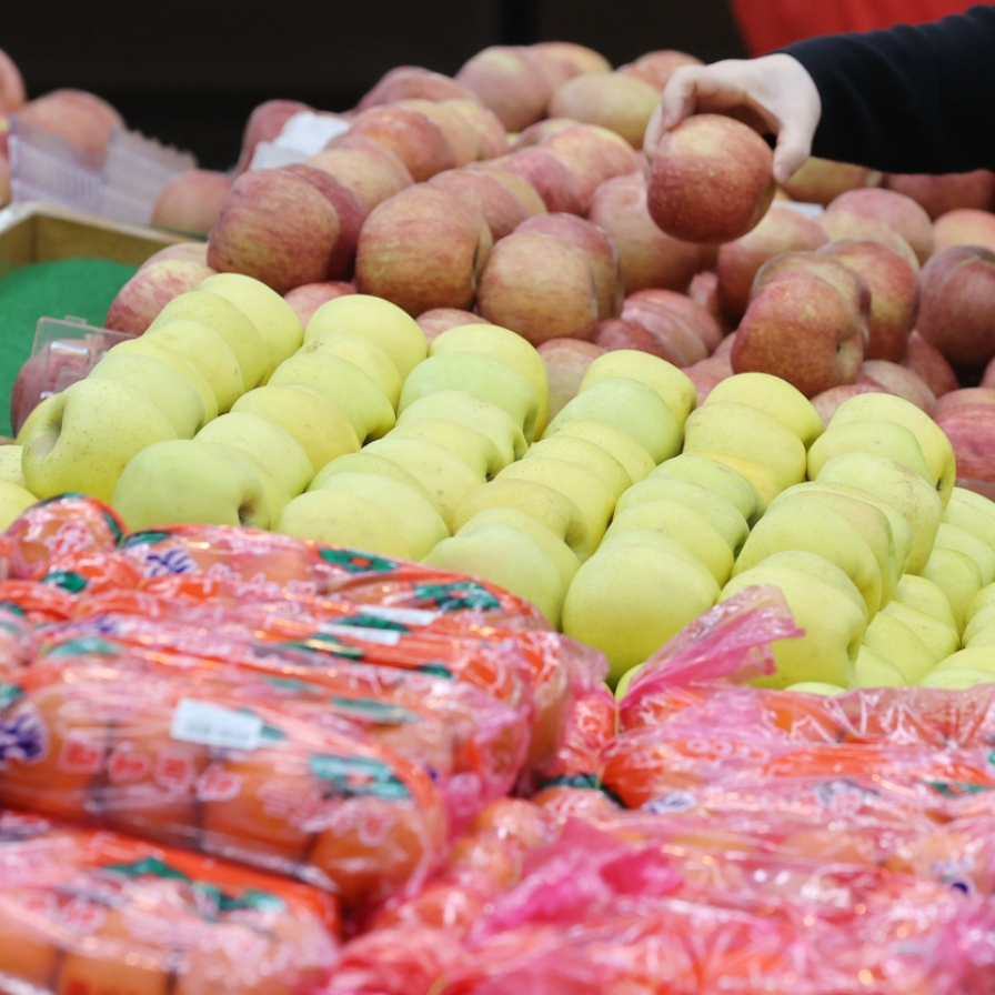 Koreans lose appetite for fruits amid soaring prices