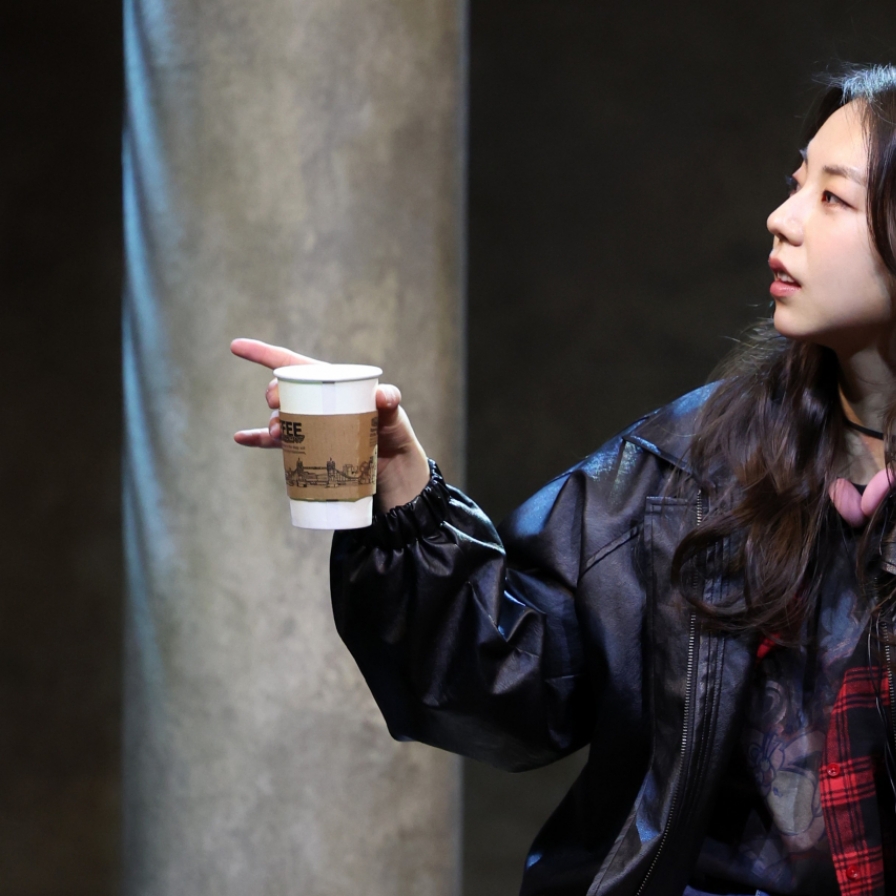 Ahn So-hee makes theatrical debut with 'Closer'