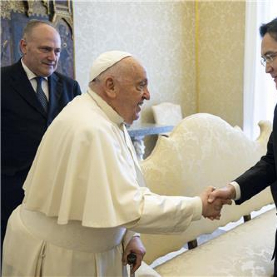 Samsung chief returns from Europe after meeting with Pope, business leaders
