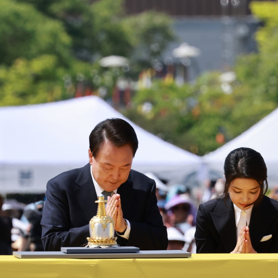 Yoon, first lady celebrate return of Buddhist relics from US after century