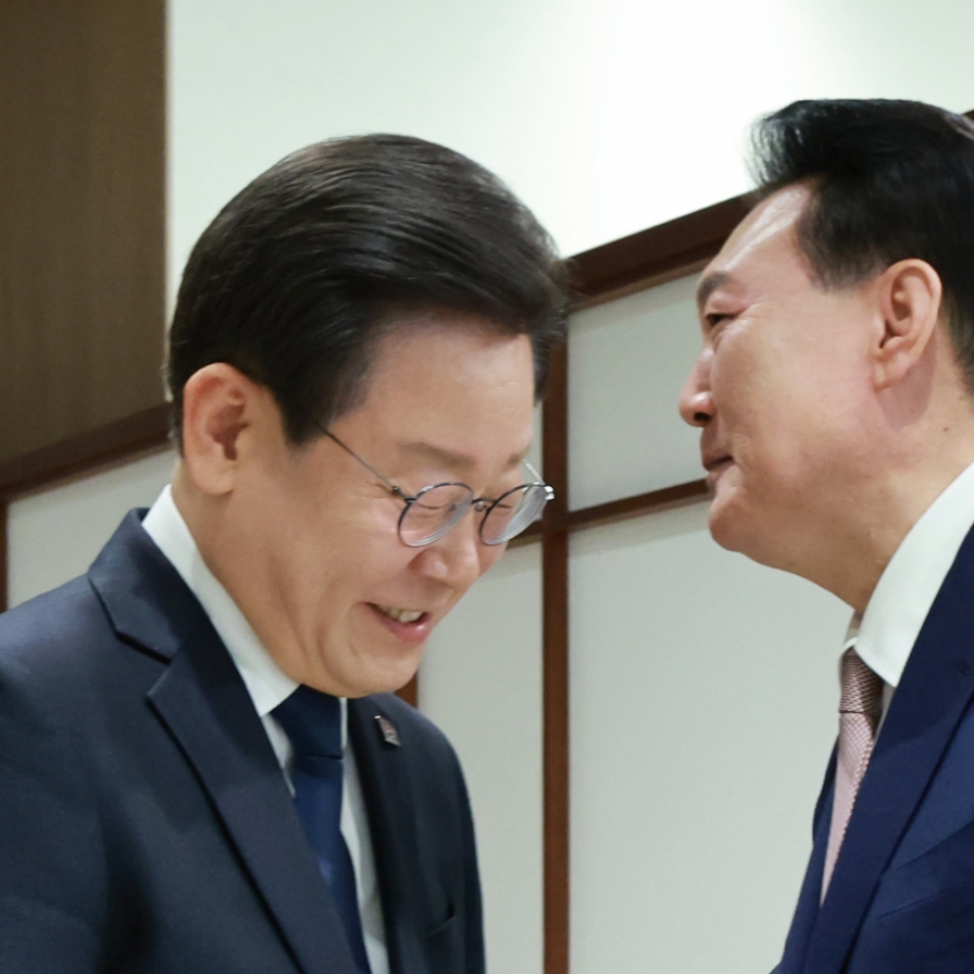 Yoon rejects Lee's proposal for pension reform talks