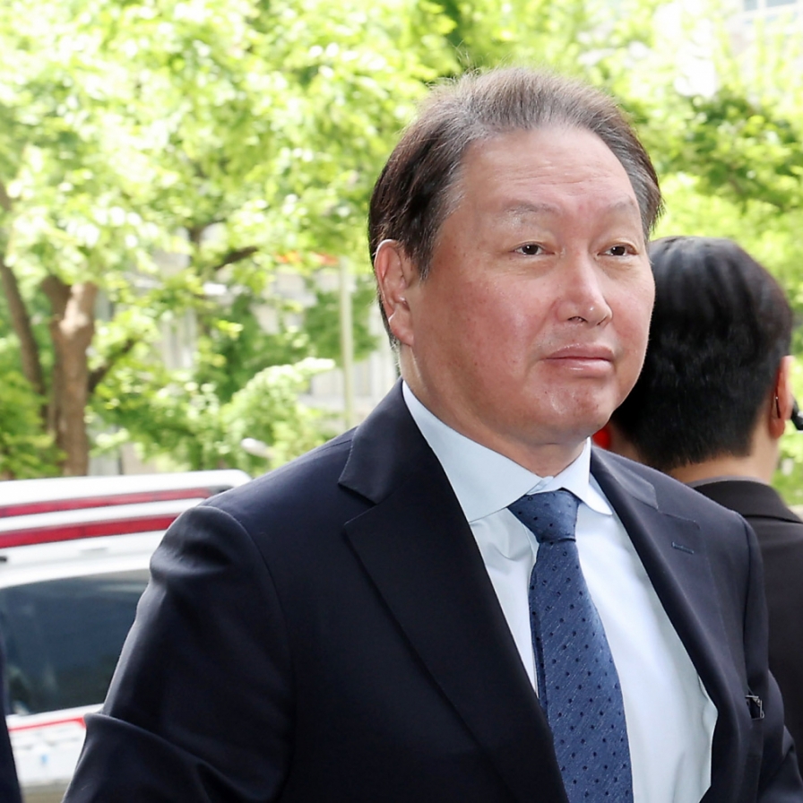 Court orders SK chief to pay W1.4tr in divorce settlement