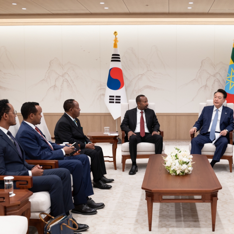 Yoon meets leaders of Tanzania, Ethiopia ahead of Korea-Africa Summit