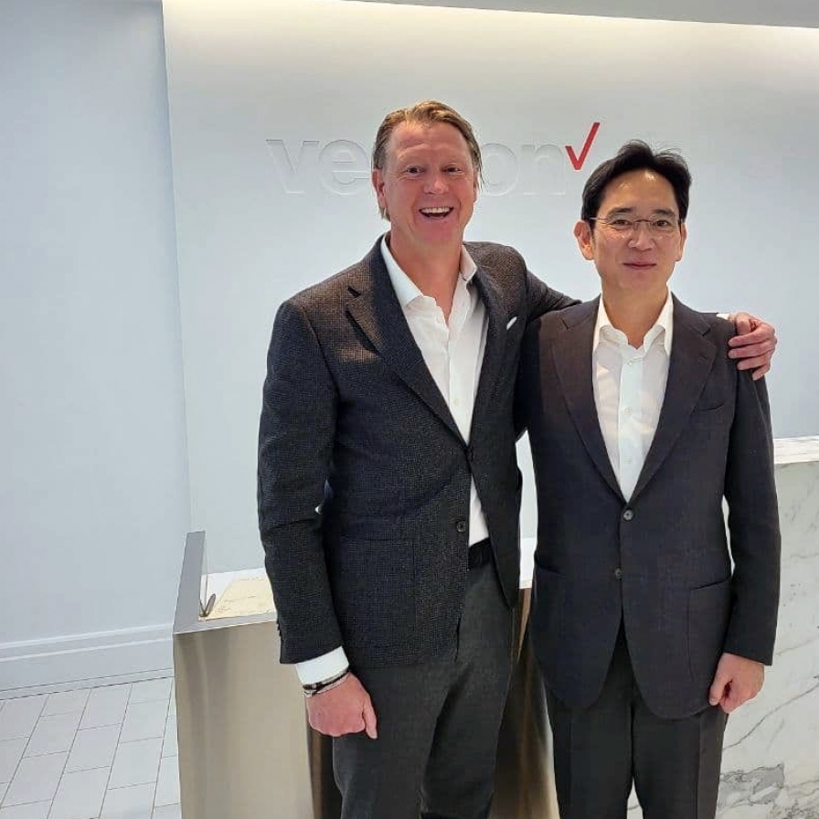 Samsung, Verizon chiefs join hands to promote Galaxy series