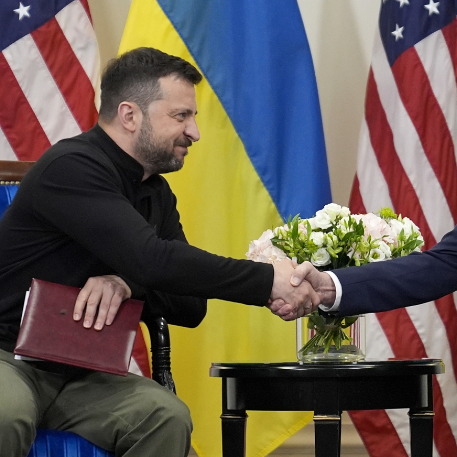Biden apologizes to Zelenskyy for monthslong congressional holdup to weapons that let Russia gain