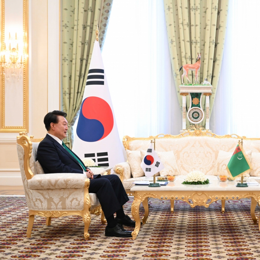 Yoon greeted in Turkmenistan with veal, Korean songs