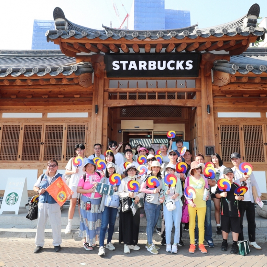 Starbucks stores lure tourists with Korea’s cultural charms