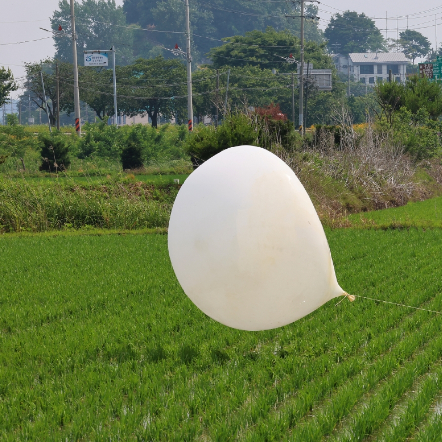NK launches some 350 trash-carrying balloons overnight