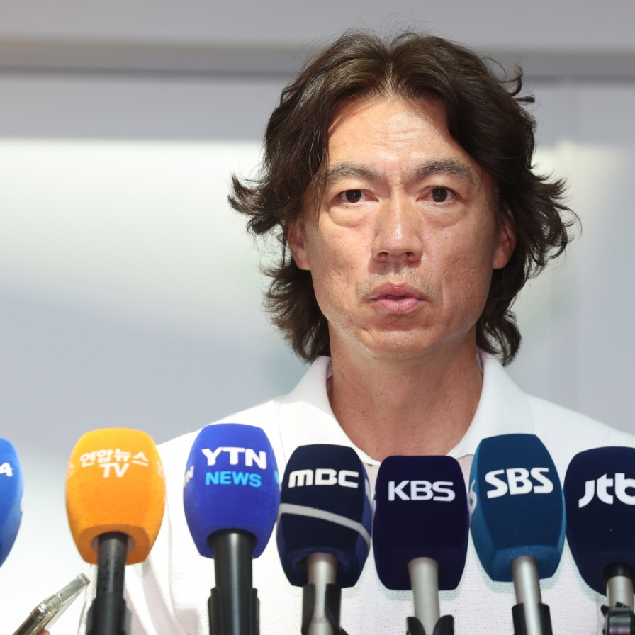 Natl. football coach Hong Myung-bo asks for fans' support, looks to build distinct culture