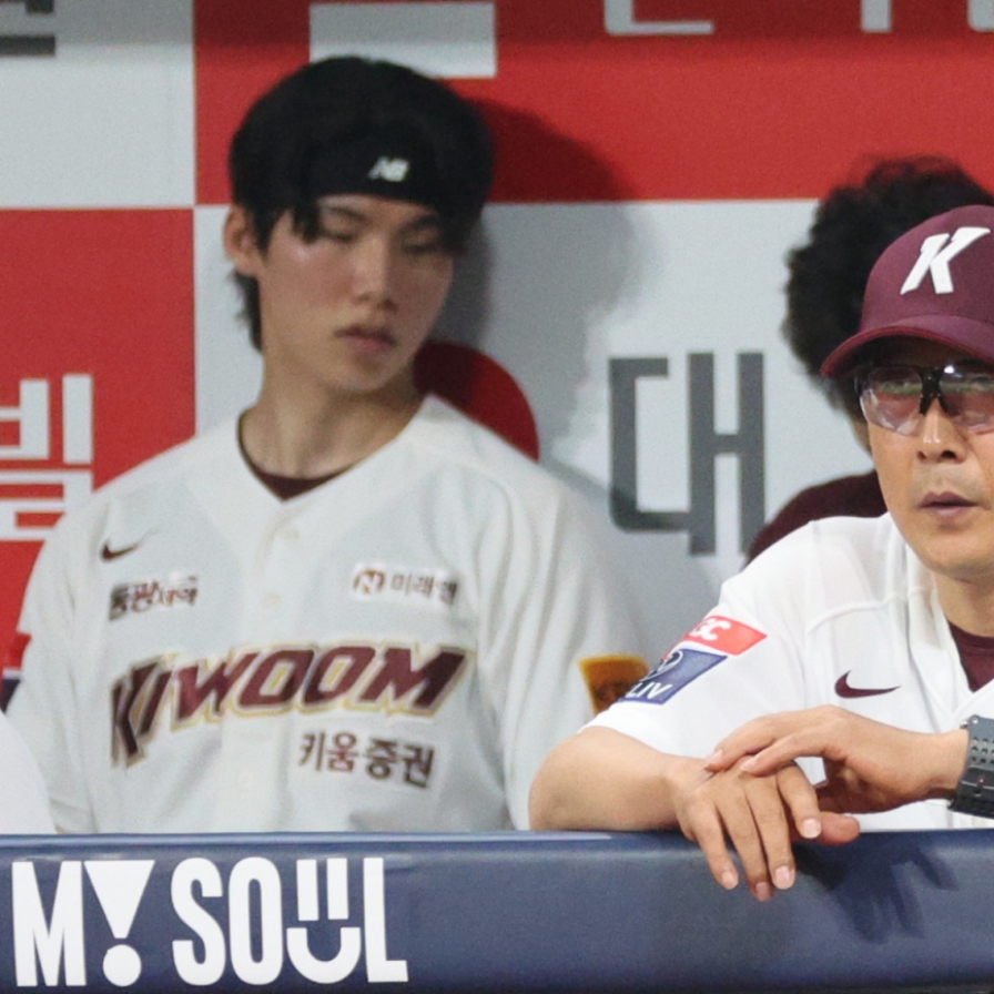 KBO club manager welcomes new pitch-calling device